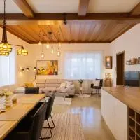 Lauras Ferienwohnung - Ihre Wohlfühloase in der Südweststeiermark mit Garten, Pool, Biotop & Weinbar，位于Eibiswald的酒店