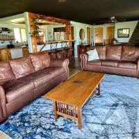 LakeView Landing - Stunning Views Overlooking Bay，位于Big Arm的酒店