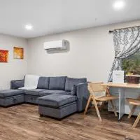 Modern Home with Fast WiFi & Private Patio，位于Pittsfield的酒店