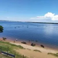 Atardecer Ituzaingó Cabaña frente al río，位于伊图萨因戈的酒店