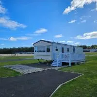 Thurston Manor Caravan Park, Pony Meadow，位于邓巴的酒店