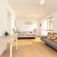 Cozy Studio Suite in House - Private Kitchen Bath，位于Rochedale的酒店