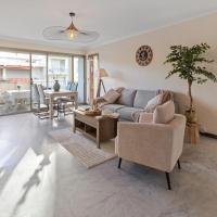 La Plage - Spacious - Sea View - Parking - AC - Pool，位于昂蒂布的酒店