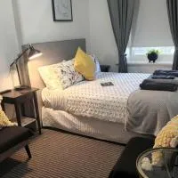 Magpie and Stump Hotel 'Nest Accommodation' and 1km offsite 'Loft 7' Studio,位于Mintaro的酒店