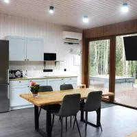 Metsamajake Hubert sauna ja mullivanniga looduse keskel,位于Sigula的酒店