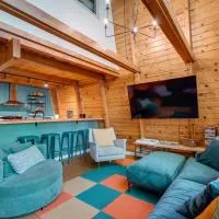 Charming Pinecrest Cabin w/ Private Deck，位于Strawberry的酒店