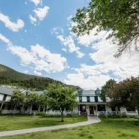 Chico Hot Springs Resort，位于White City的酒店