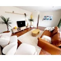 Walk to Beach - Coastal Beach House Retreat，位于Port Willunga的酒店