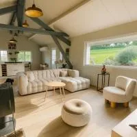 Chalet de 95m2 au cœur du Pays d'Auge, en Normandie avec Piscine et Jacuzzi，位于莱斯尚蓬的酒店