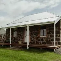 Cosy 2 bedroom cottage with farmland views 15 mins from Ballarat，位于Ross Creek的酒店
