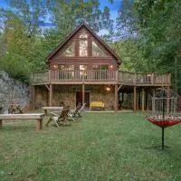 Spectacular Log Cabin Home 45 minutes to Asheville，位于马里昂的酒店
