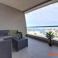 A stunning apartment with spectacular sea views，位于圣保罗湾城的酒店