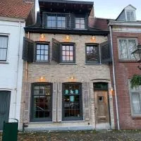 Herenhuis aan het water in centrum Sluis，位于斯鲁伊斯的酒店