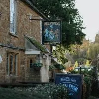 The Falkland Arms，位于奇平诺顿的酒店