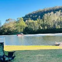 River Front House at lower MacDonald NSW 2775，位于威斯曼菲瑞的酒店