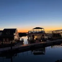 5-star houseboat of 125 m2 with its own bathing jetty,位于尼克宾西兰岛的酒店
