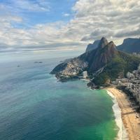 IPANEMA Vieira Souto1 Quarto com Cama King com vista do Cristo Redentor, Ar Condicionado no Posto 10，位于里约热内卢的酒店