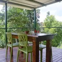梅纳河花房酒店，位于Mena Creek的酒店