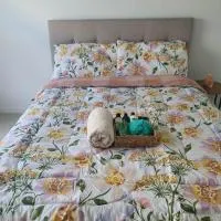 Quiet Spacious Room in a Shared Family Home in Yarrabilba，位于Plunkett Station的酒店
