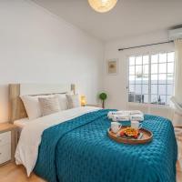 Bright & Cozy House with Terrace by HostWise，位于Caba&ccedil;os的酒店