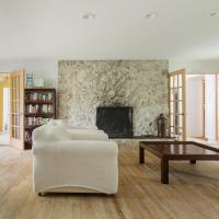 Southampton Village, 2 Fireplaces, Walk to All，位于南安普敦的酒店
