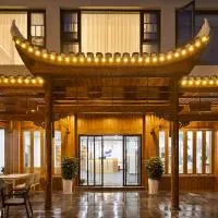 凤凰古城墨色民宿虹桥店,位于凤凰的酒店
