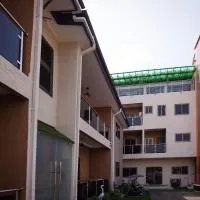 Cherry Signature Condos & Event Centre，位于Adentan的酒店