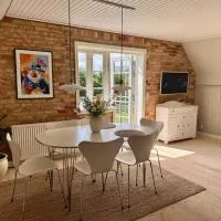 Beautiful villa apartment close to city, beach, ferry, etc，位于约灵的酒店