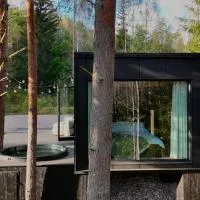 Luxury Forest Cabin with Hot Tub,位于Tabina的酒店