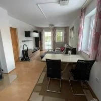 Charmante Ferienwohnung in Wimpassing Friedburg, Erdgeschoss mit großzügigen Garten，位于Lengau的酒店