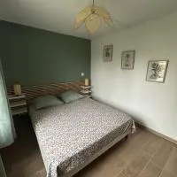 chambre avec salle de bain et coin kitchenette，位于Fontains的酒店