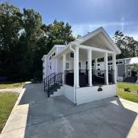 Island Oaks RV Resort，位于Glen Saint Mary的酒店
