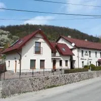 斯卡尔纳玫瑰旅馆 - 科维罗萨酒店,位于Gemerská Horka的酒店