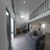 Private Mezzanine Bedroom, Soaring Ceilings, Sleeps 3, Walk to Cafes, 15 min to Bunbury，位于Australind的酒店