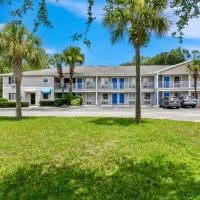 Homestay Inn and suites，位于Macclenny的酒店