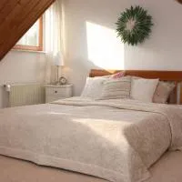 Feldrandlage - Privatzimmer mit Balkon und eigenem Parkplatz，位于Ober-Mörlen的酒店
