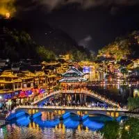 Yunmeng Riverview Hotel-Newly Opened 2026 Free Pick-up Service Rooftop Infinity Pool Kids Playground On-site Café Near Fenghuang Scenic Area,位于凤凰的酒店