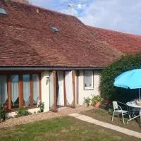 Le Poirier Perfect for 2 adults and 2 children Heated Pool and Games Room，位于Auverse的酒店