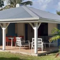 Beautiful West Indian house in a wooded garden，位于Petit-Canal的酒店