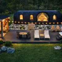 Friday Inn Igloo - Jacuzzi încălzit, Foișor cu încălzire infraroșu si videoproiector, Intimitate, Natură, Priveliște & Iaz - Escapadă romantică premium într-un tiny house unic în Romania - La doar o oră de București si 25 min de Sinaia，位于科马尔尼克的酒店