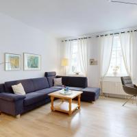Villa Strandblick in Binz, FeWo direkt am Strand mit Balkon und seitlichem Meerblick，位于宾茨的酒店
