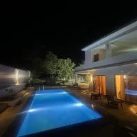 Moksha farms -3bhk private villa with pool and nature，位于Pālghar的酒店