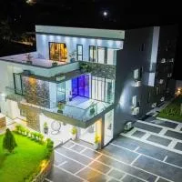 Luxury Bedroom Suites in Aburi with Pool & Jacuzzi，位于Aburi的酒店