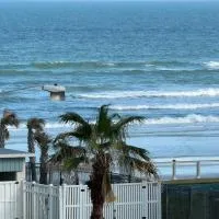 Relaxing 1bd 1ba Condo - Ocean Front Complex in New Smyrna Beach，位于新士麦那海滩的酒店