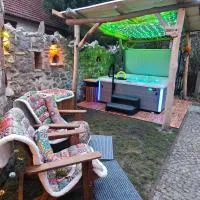 Ferienhaus Hotzenplotz all inkl Privaten Whirlpool & Sauna direkt am Fluss Mandau - am ruhigen Fahrradweg,位于Hainewalde的酒店
