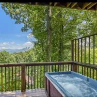 Breathtaking Mtn Views, Hot Tub, Sauna, Pool, close to Downtown!,位于加特林堡的酒店