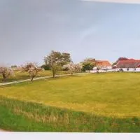 Apartment on a farm only 7 minutes from golf and beach，位于Västra Vemmenhög的酒店