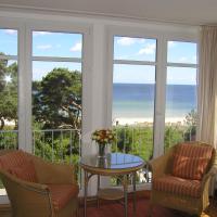 FeWo direkt am Strand mit Meerblick und S&uuml;dbalkon, Villa Freia 27, Binz，位于宾茨的酒店