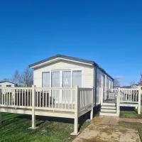 Luxury 8 berth Caravan with Hot Tub & Starlink at Tattershall Lakes，位于塔特舍尔的酒店