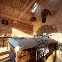 Namelis prie ežero I Medaus Žemė - Lakefront Lodge Lithuania，位于Vaitakarčmis的酒店